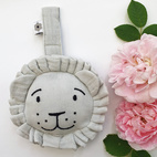 Hanging rattle lion silver grey