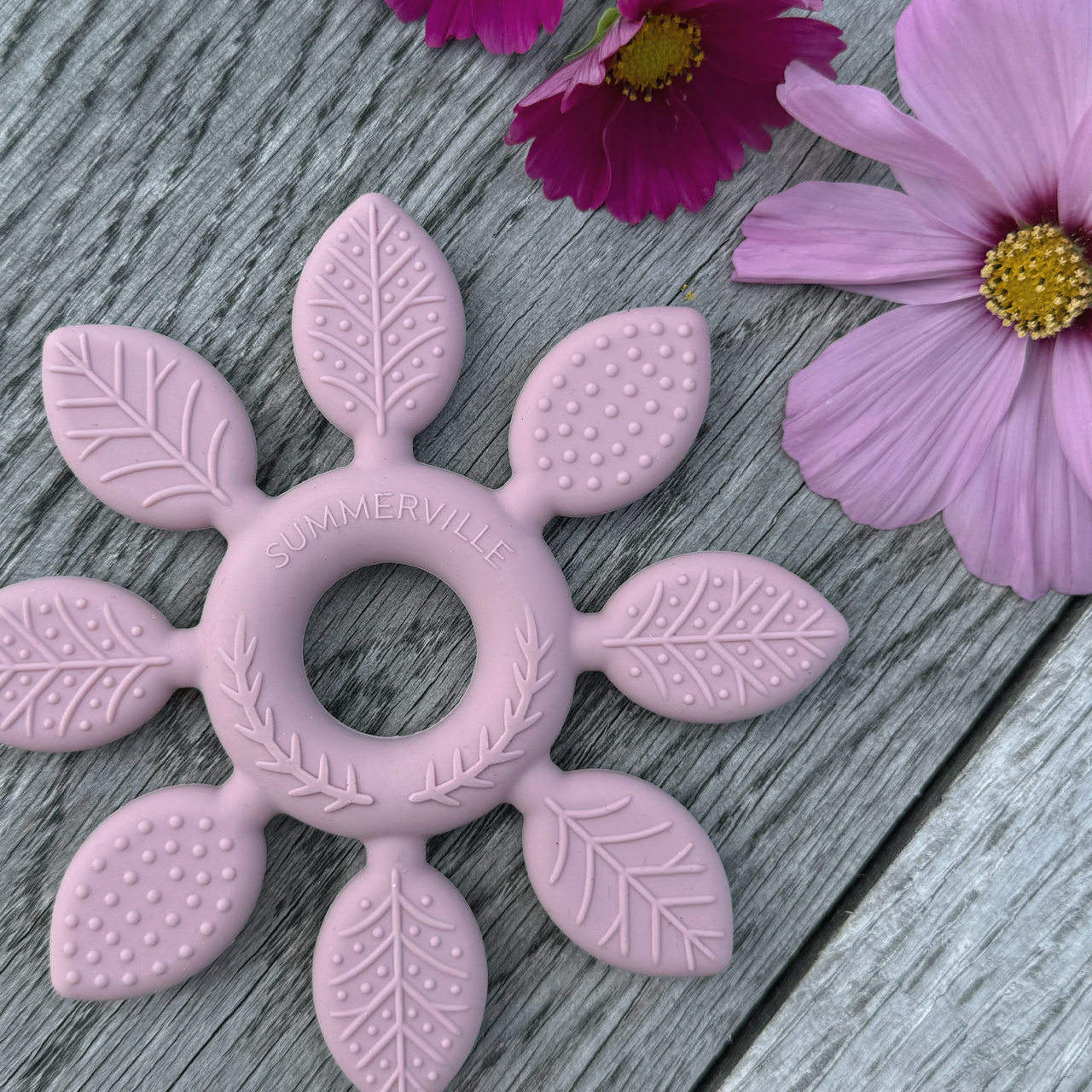 Teether toy leaf blush pink